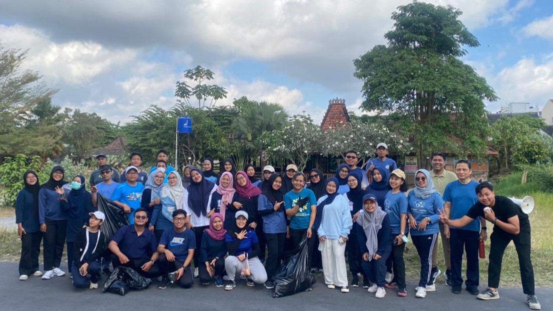 Jumat Sehat Civitas Hospitalia RS Condong Catur Kompak Jalan Sehat dan Bersih Lingkungan
